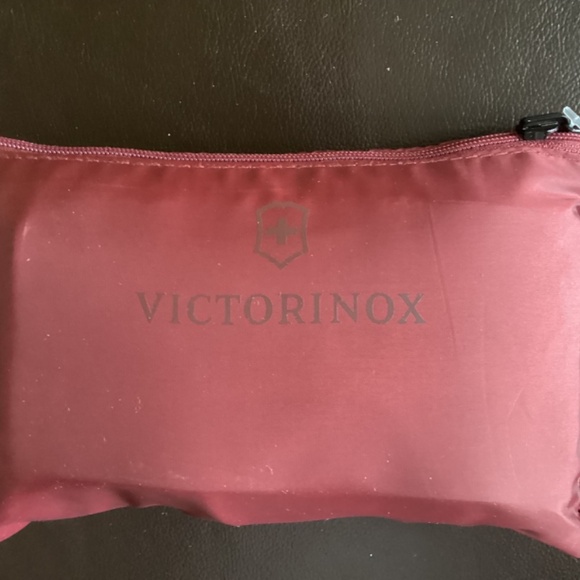 Amenity Kits Travel Bags FAMILY 3 UNOPENED Business Class 2025 Swiss Victorinox - Picture 3 of 6